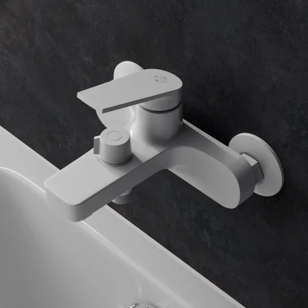 PL7-009E Смеситель для ванны  из высокопрочного пластика-Белый