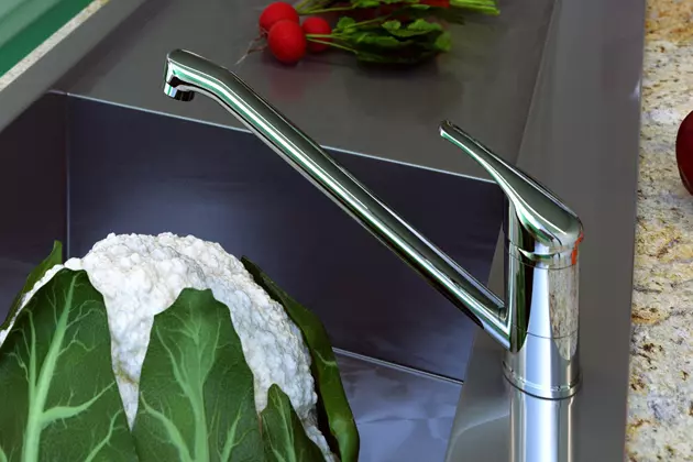 Крепление в специальном отверстии мойки